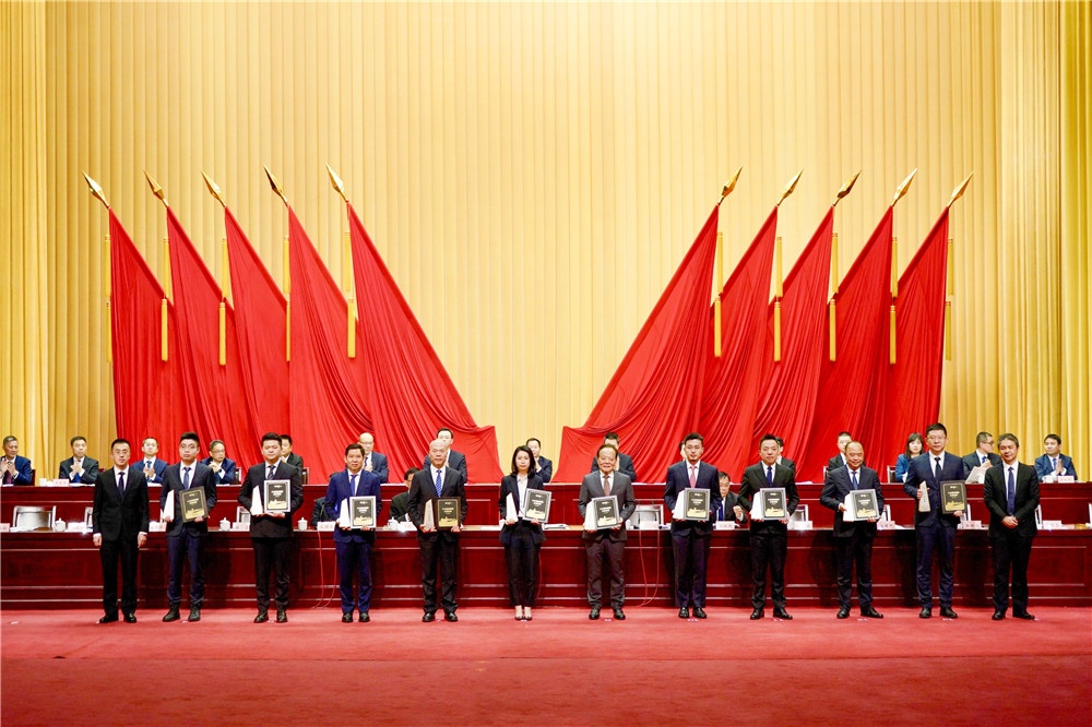 三級干部大會蕾董領獎-網站新聞