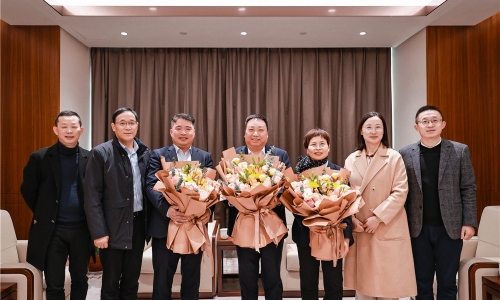 慰問關懷丨桐鄉市政協主席陳林根走訪慰問桐昆高端人才