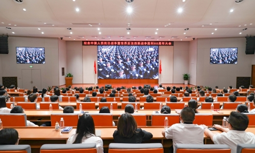 熱血沸騰丨桐昆人齊上愛國課，共觀閱兵盛典